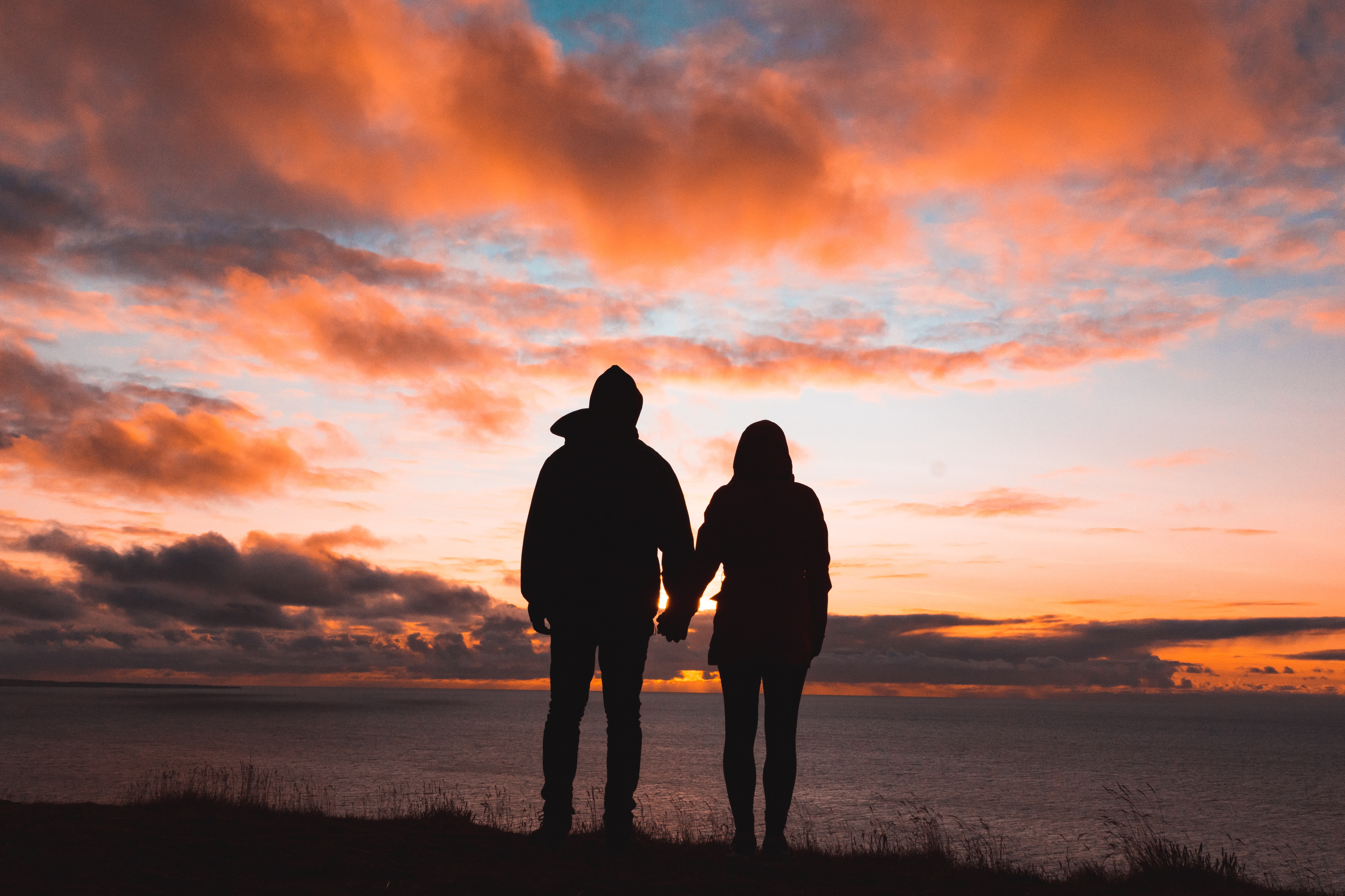 couple-holding-hands